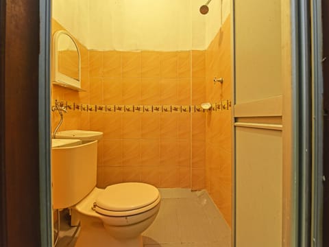 Standard Single Room | Bathroom | Shower, free toiletries, towels