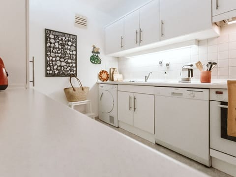 Cabinetry, Property, Countertop, Building, Sink, Interior Design, Drawer, Floor, Tap, Flooring