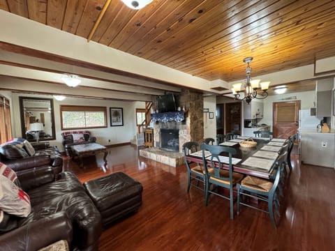 WINTER FAMILY/DINING ROOM & KITCHEN