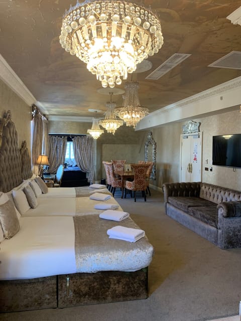 Presidential Suite | In-room safe, individually decorated, individually furnished