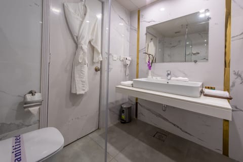 Rainfall showerhead, free toiletries, hair dryer, bathrobes