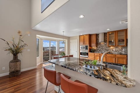 A fully-equipped kitchen readyf or you!