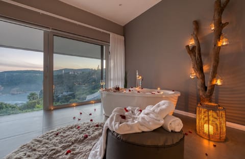 Luxury Room, 1 King Bed, Balcony, Ocean View | Bathroom | Designer toiletries, hair dryer, bathrobes, towels