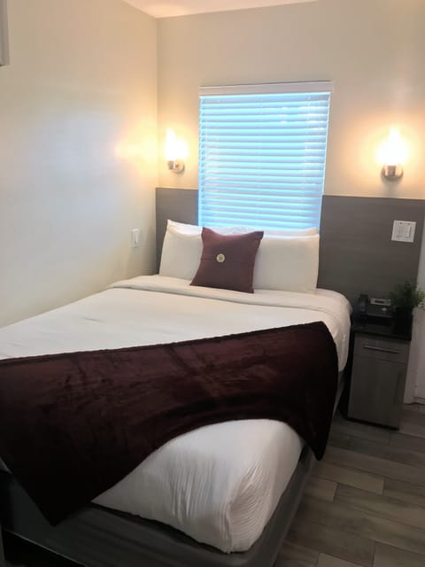 Queen Studio Pool: 1 Queen Bed  | Iron/ironing board, free WiFi, bed sheets