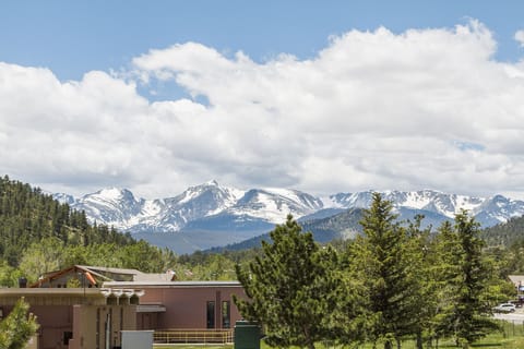 Balcony Double Queen | Mountain view