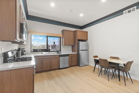 Presidential Suite, 1 King Bed, Jetted Tub | Private kitchen | Microwave