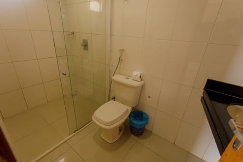 Standard Single Room, 1 Bedroom | Bathroom | Jetted tub, rainfall showerhead, hair dryer, towels