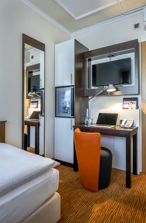 Business Single Room | 1 bedroom, minibar, in-room safe, desk