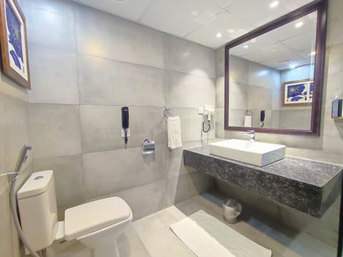 Executive Room | Bathroom | Shower, free toiletries, slippers, towels