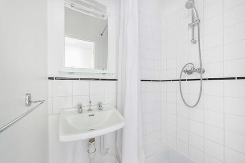 Traditional Double Room | Bathroom | Shower, towels