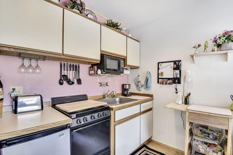 Studio | Private kitchen | Microwave, stovetop, coffee/tea maker, toaster