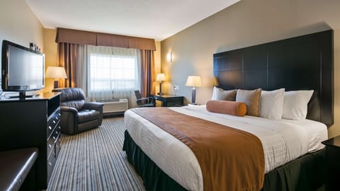 Standard Room, 1 King Bed, Non Smoking, Refrigerator & Microwave | Premium bedding, pillowtop beds, desk, laptop workspace
