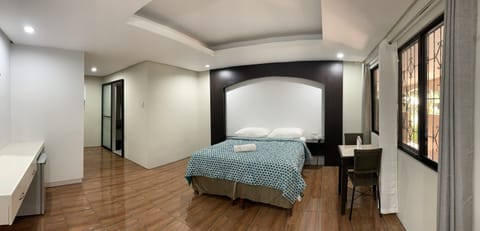 Executive Room, 1 Queen Bed, Bathtub | In-room safe, desk, free WiFi, bed sheets