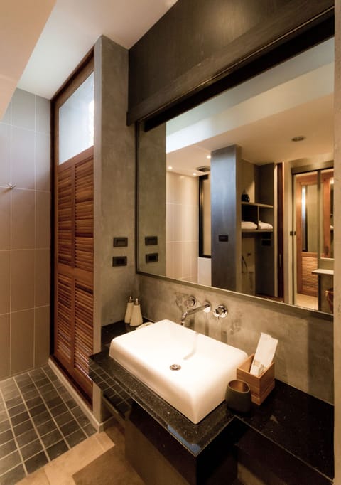 Shower, rainfall showerhead, free toiletries, hair dryer