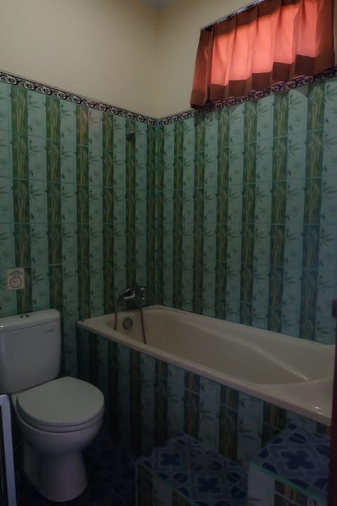 Combined shower/tub, deep soaking tub, towels