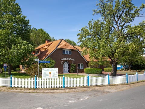 Sky, Plant, Building, Tree, Fence, Land Lot, House, Road Surface, Asphalt, Cottage