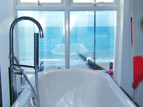 Suite 1 Direct Sea View | Bathroom | Free toiletries, hair dryer, towels