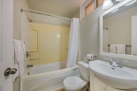 Suite, 1 King Bed, Accessible | Bathroom | Combined shower/tub, free toiletries, hair dryer, towels