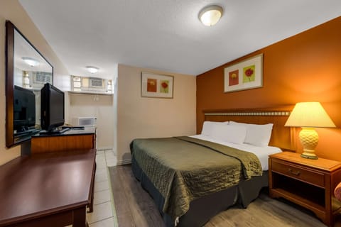 Room, 1 King Bed | Desk, free WiFi, bed sheets, alarm clocks
