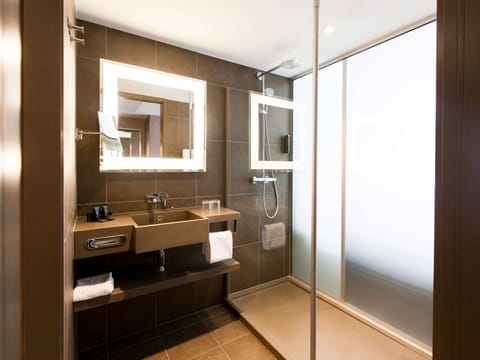 Executive Room, 1 Queen Bed | Bathroom | Eco-friendly toiletries, hair dryer, towels, shampoo