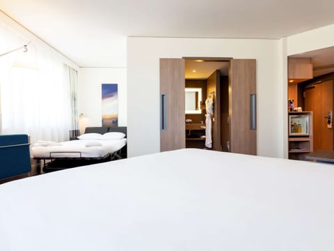 Executive Room, 1 Queen Bed | Free minibar items, in-room safe, desk, laptop workspace