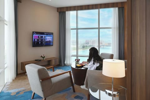 Executive Suite, 1 Bedroom, Marina View | Minibar, in-room safe, desk, blackout drapes