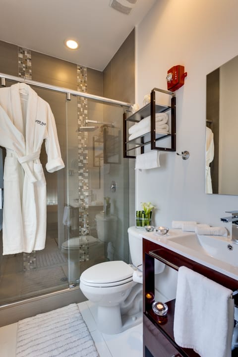 Quadruple Room | Bathroom | Shower, rainfall showerhead, free toiletries, hair dryer