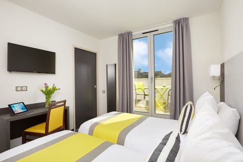 Deluxe Twin Room | Premium bedding, in-room safe, desk, laptop workspace