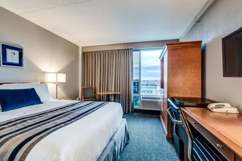 Premier Room, 1 Queen Bed | Desk, blackout drapes, free WiFi, bed sheets