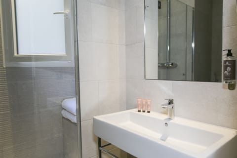 Combined shower/tub, free toiletries, hair dryer, towels