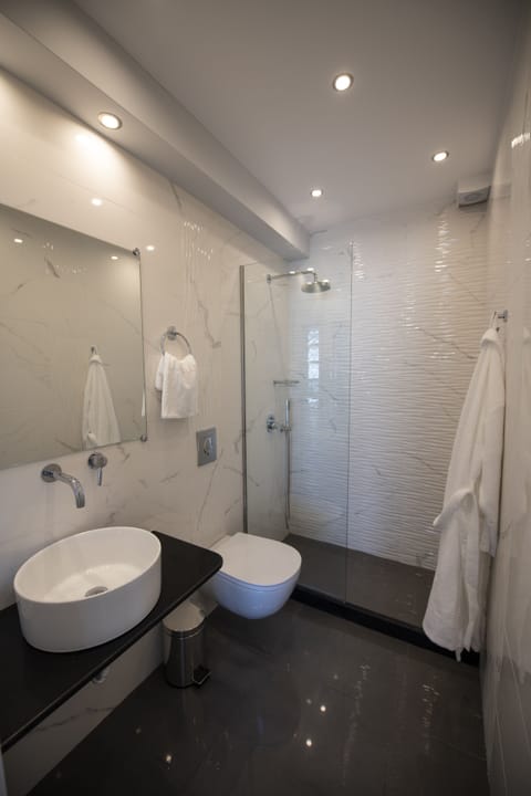 Superior Suite with Sea View and Outdoor Hot tub | Bathroom | Shower, rainfall showerhead, bathrobes, slippers