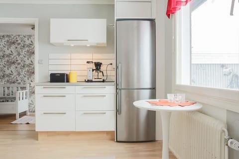 Full-size fridge, microwave, oven, stovetop