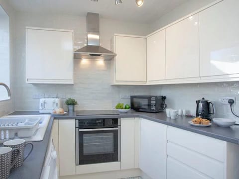 House | Private kitchen | Fridge, microwave, oven, stovetop