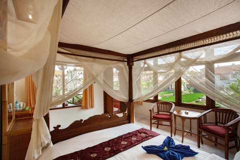 Suite with Garden View | Egyptian cotton sheets, minibar, in-room safe, desk