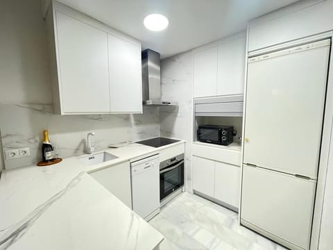 Beautiful kitchen, modern and fully equipped to enjoy a delicious home cooked meal. (1)