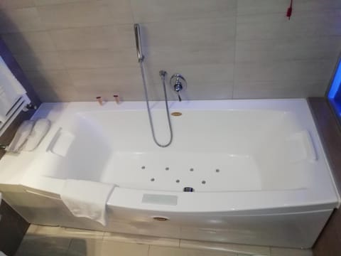 Jetted tub, free toiletries, hair dryer, slippers