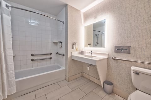 Combined shower/tub, towels