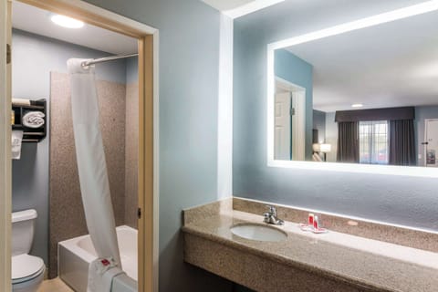 Combined shower/tub, free toiletries, hair dryer, towels