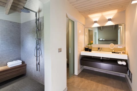 Penthouse, 2 Bedrooms, Balcony, Marina View | Bathroom | Shower, rainfall showerhead, designer toiletries, hair dryer