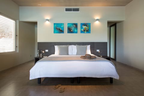 Deluxe Suite, 1 Bedroom, Balcony, Marina View | Premium bedding, minibar, in-room safe, desk