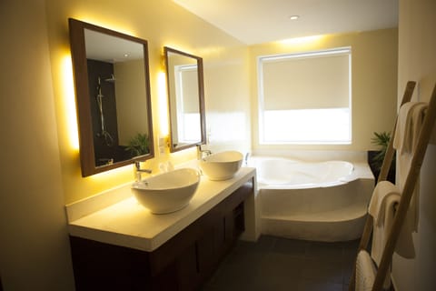 iRoHa Suite | Bathroom | Shower, free toiletries, hair dryer, bathrobes