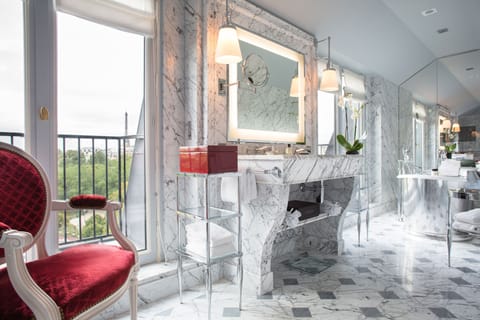 Suite (Imperial) | Bathroom | Separate tub and shower, deep soaking tub, free toiletries, hair dryer