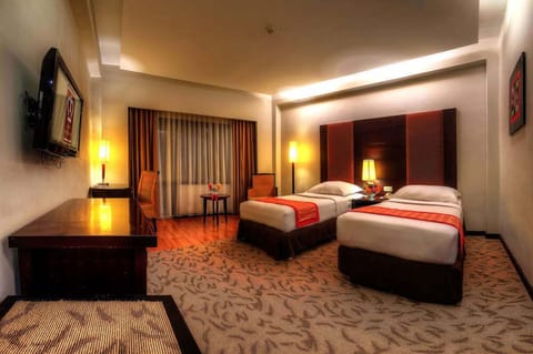 Deluxe Twin Room, Beachside | Minibar, in-room safe, desk, free WiFi