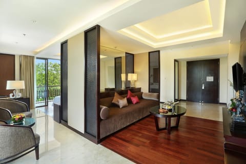 Premier Suite | Living area | 40-inch LED TV with satellite channels, TV