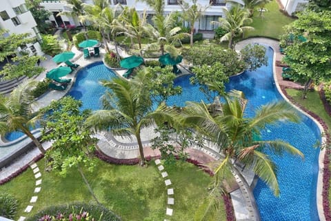 Outdoor pool, pool umbrellas, sun loungers