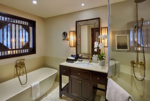 Premier Suite, Balcony, Ocean View | Bathroom | Free toiletries, hair dryer, bathrobes, slippers