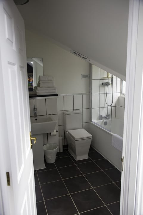 Standard Triple Room | Bathroom | Combined shower/tub, free toiletries, towels, soap