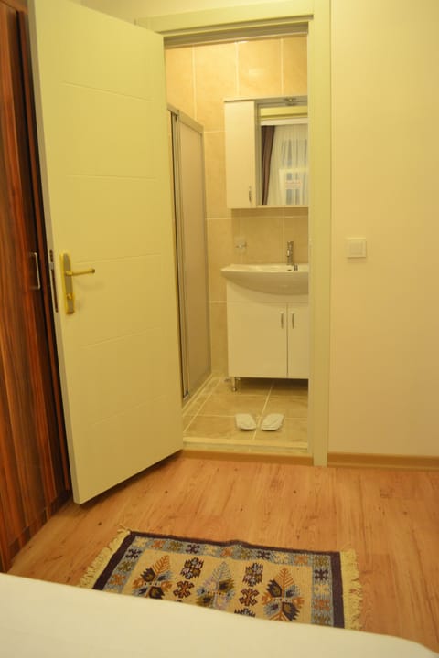 XXXXXXXXXXClassic RoomXXXXXXXX | Bathroom | Shower, free toiletries, hair dryer, slippers