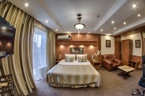 Junior Suite | 1 bedroom, minibar, in-room safe, desk