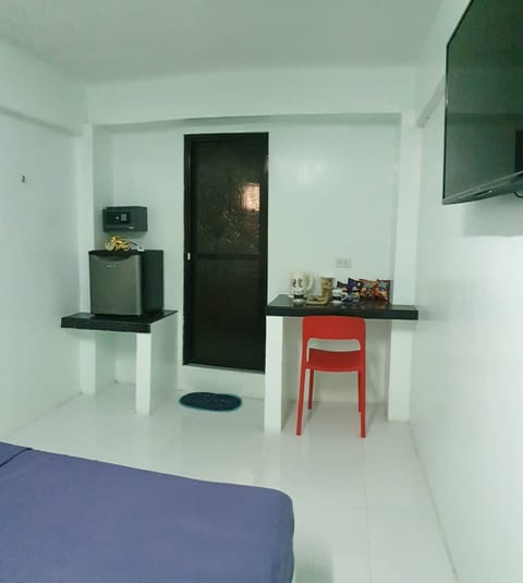 Standard Room | Laptop workspace, free WiFi